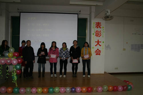 生理操作競賽獲獎學(xué)生和老師合影