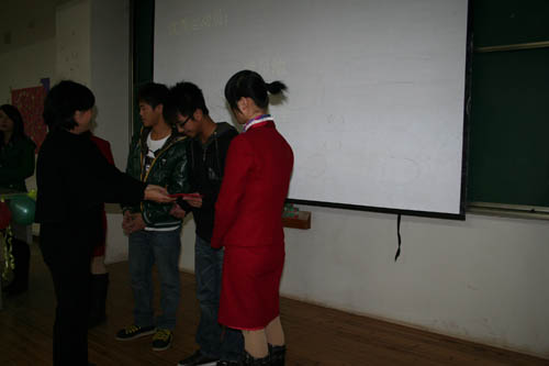 陳子敏副院長為優(yōu)秀運動員頒獎